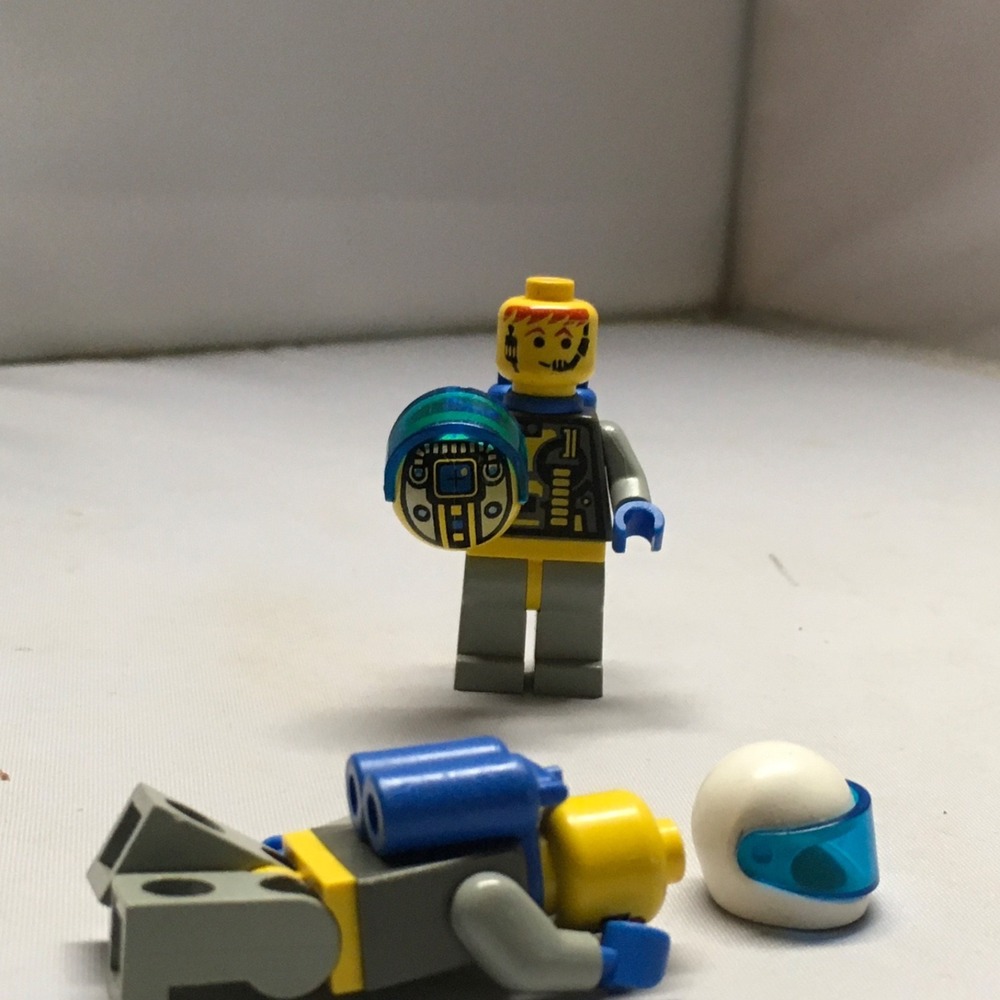 Space LEGO Unitron 5x Minifigures Various Accessories Vintage - Picture 7 of 13
